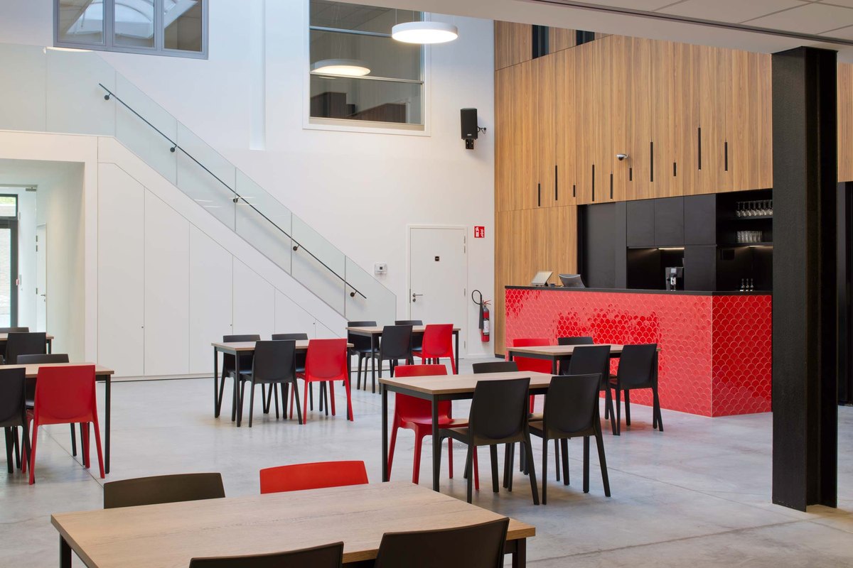 De cafetaria met eigen bar bij QLT
